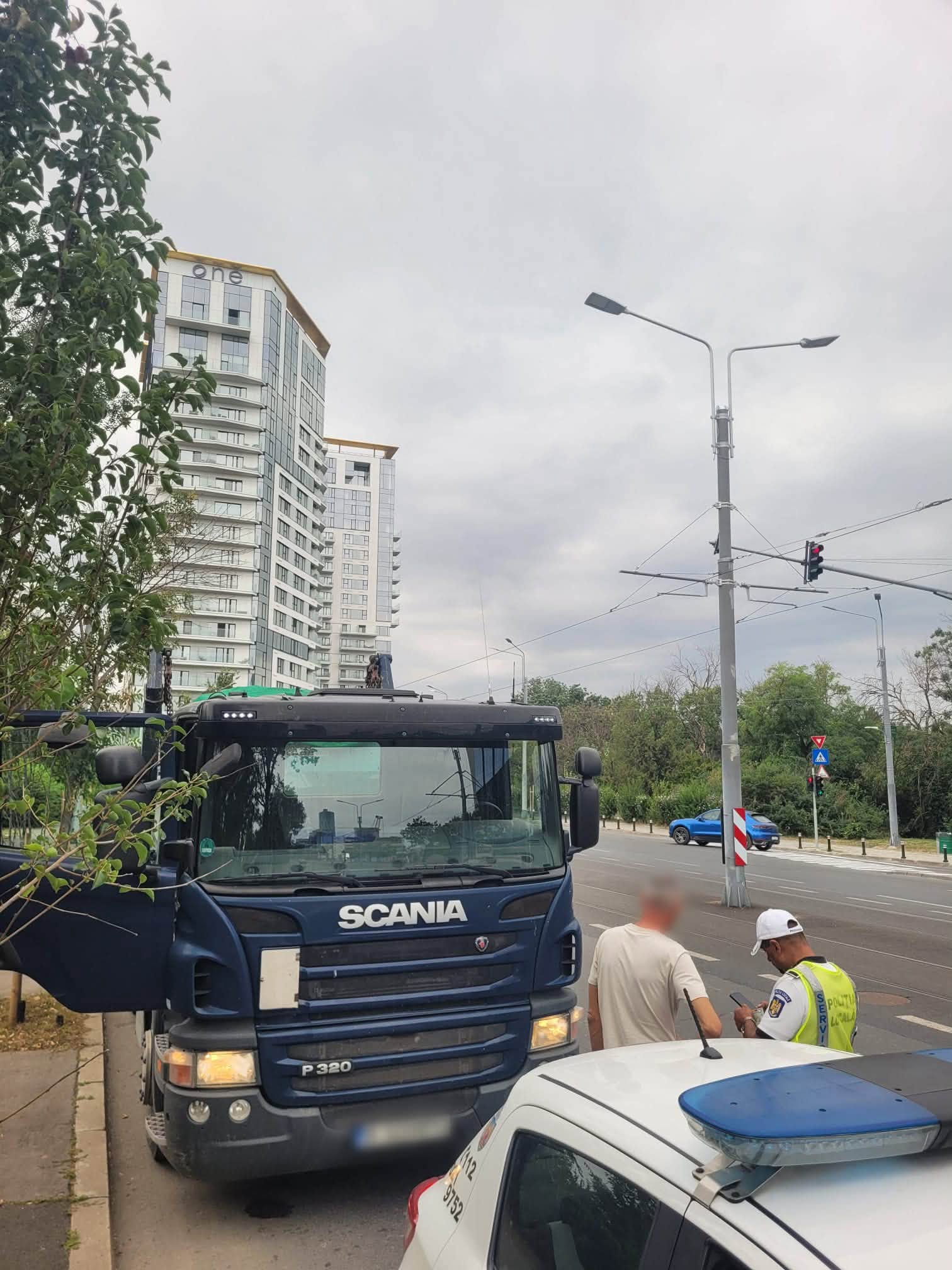 Pentru Zona B, taxele vor fi de 90 lei/zi sau 710 lei/lună pentru vehiculele cu masa totală maximă autorizată cuprinsă între 5 și 7,5 tone inclusiv