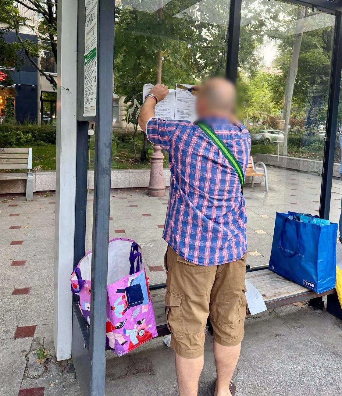 L-am pus să curețe tot ce murdărire, după ce a lipit afișe pe panoul STB 