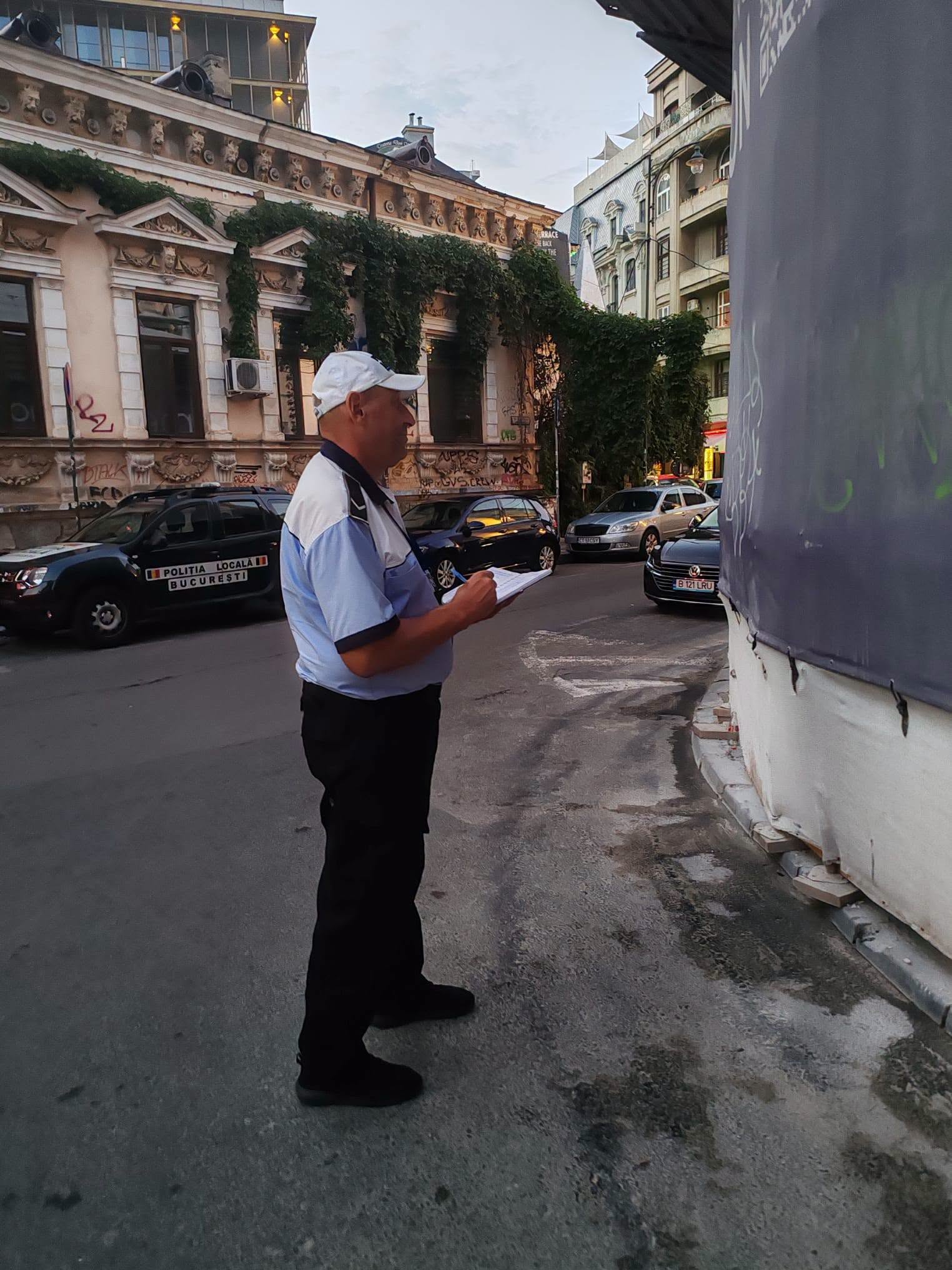 Tinerii prinși au mâzgâlit plasa de protecție a hotelului aflat în construcție
