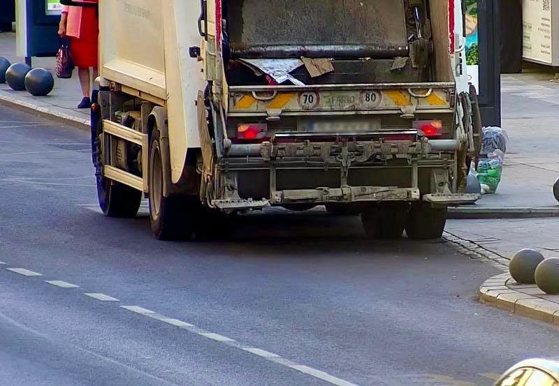 Colectarea deșeurilor pe arterele cu transport public este STRICT INTERZISĂ în intervalele: 07:00 – 10:00 și 16:00 – 19:00