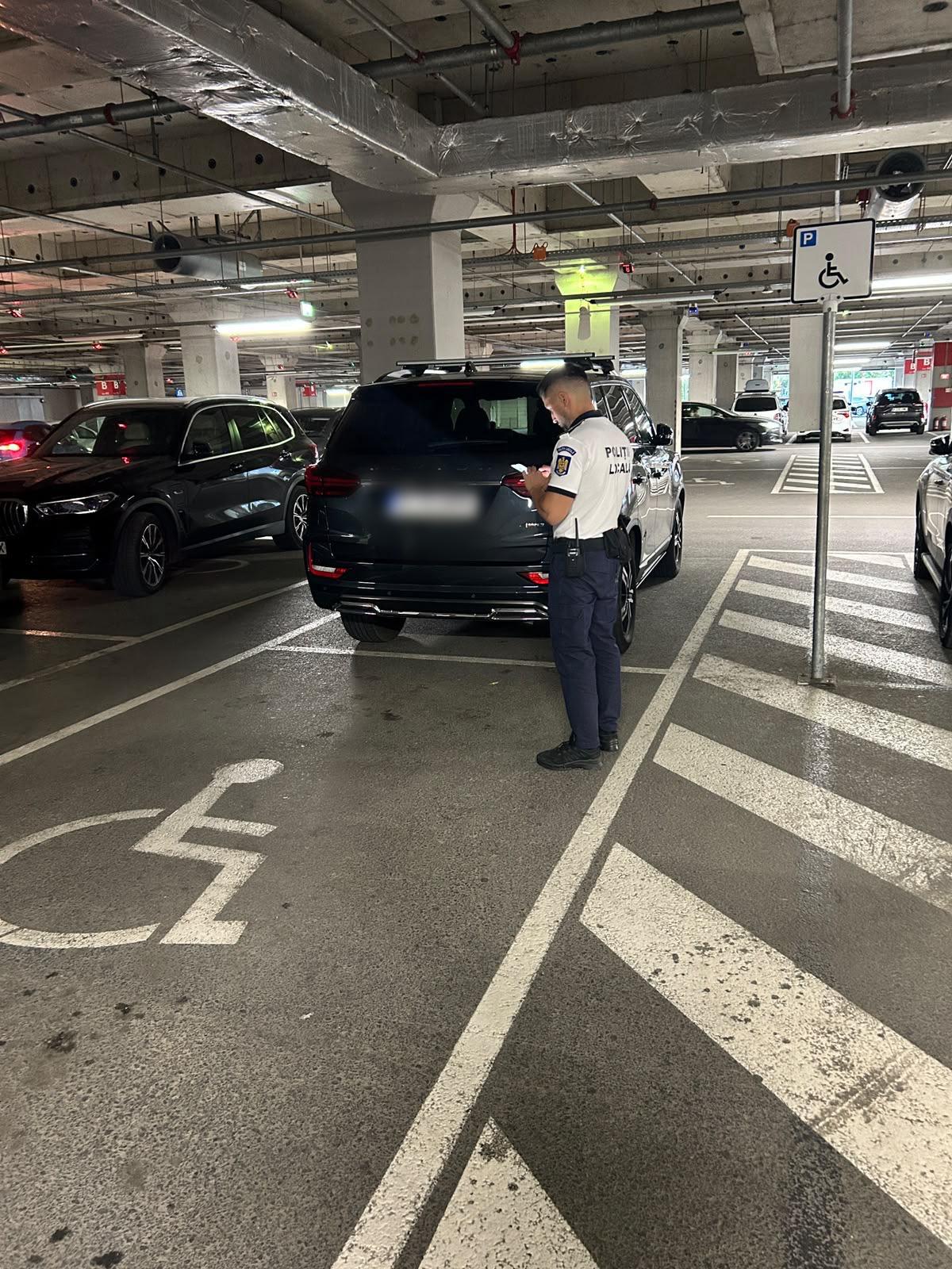 Polițiștii locali fac verificări privind locurile marcate cu semnul internațional al persoanelor cu dizabilități
